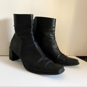 SALE🚨90’s Stuart Weitzman square toe booties